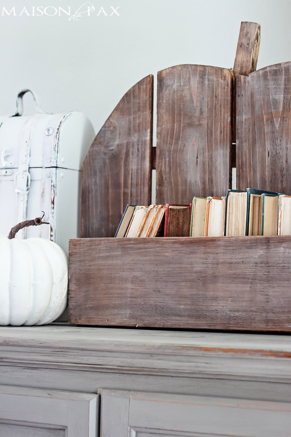 This DIY pumpkin crate is so cute and perfect for fall! Fill it with anything: pumpkins, flowers, fruit, or other fall decorations | maisondepax.com