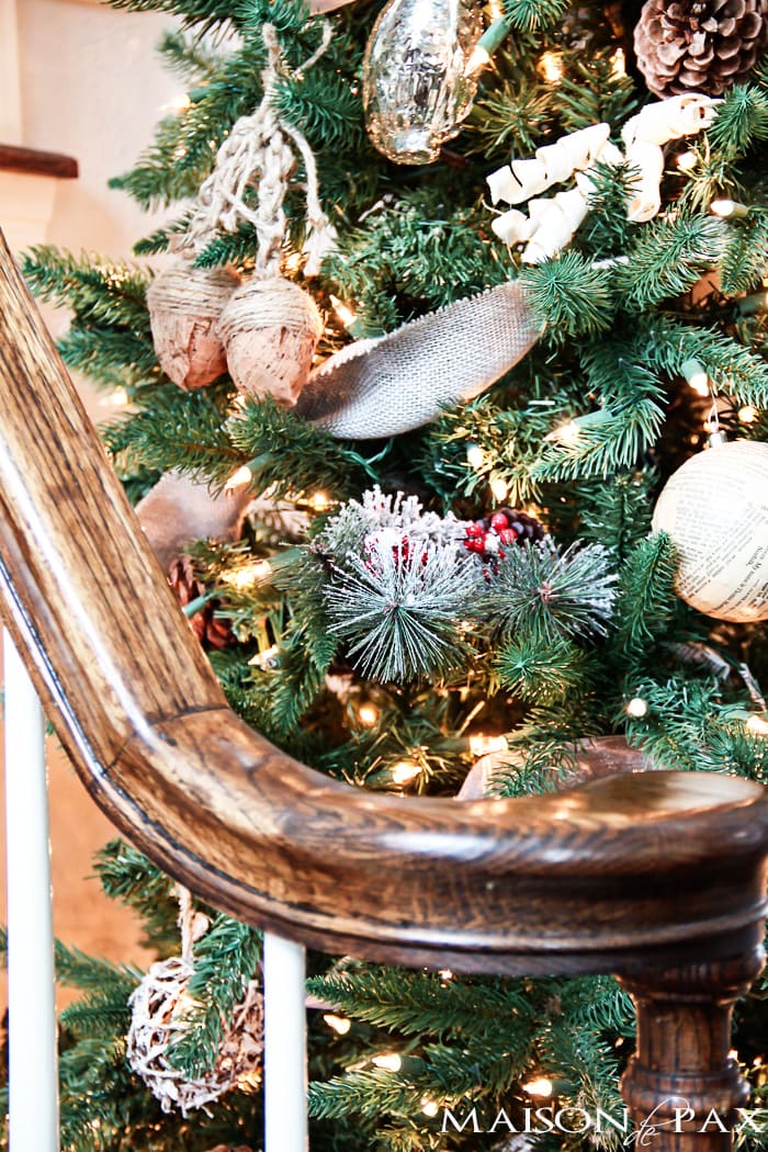 What a beautiful Christmas tree! Natural elements and neutral ornaments make this winter woodland tree simple and gorgeous | maisondepax.com